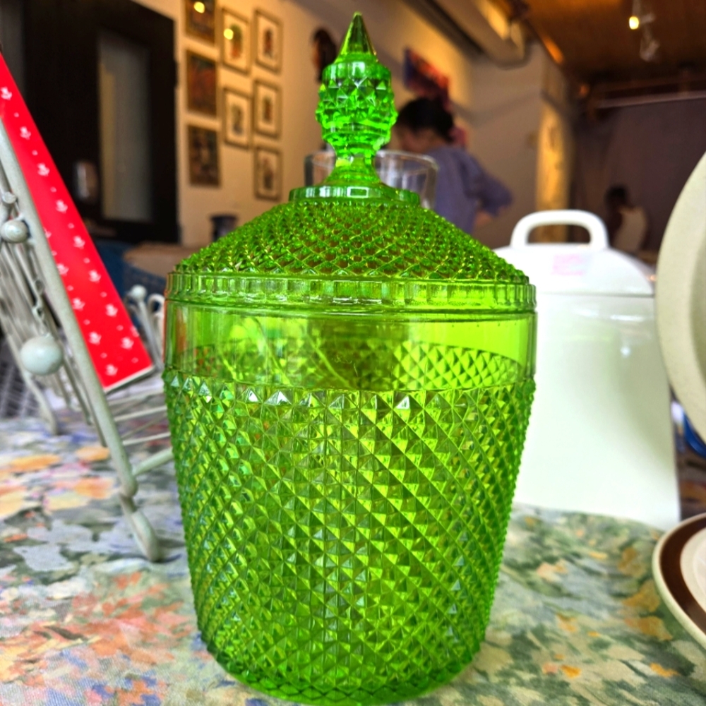 Beautiful green ice bucket with thongs